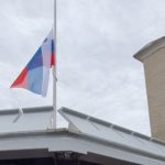 Die Flagge vor der Co-Kathedrale in Nova Gorica